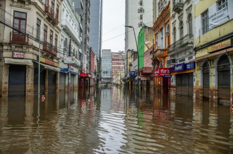 Água pode ser contaminada por proximidade entre áreas inundadas e