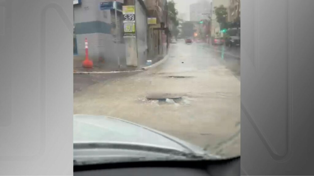 Água volta a invadir ruas de Porto Alegre; veja imagens