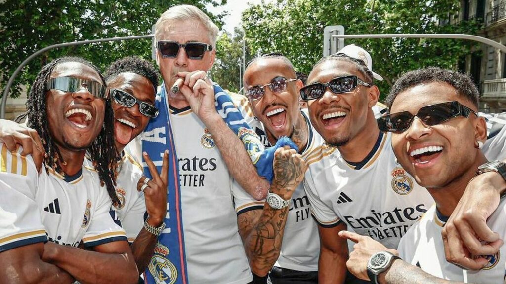 Ancelotti e jogadores do Real Madrid recriam famosa foto com