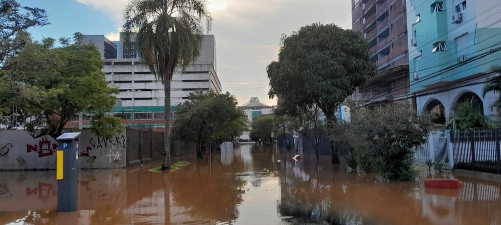 Após 18 dias, shopping em Porto Alegre reabre e tem