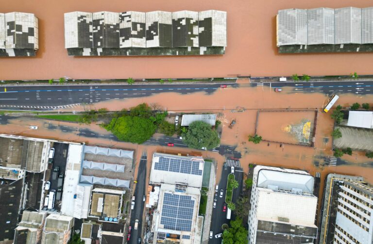 Após atingir maior cheia da história de Porto Alegre, nível