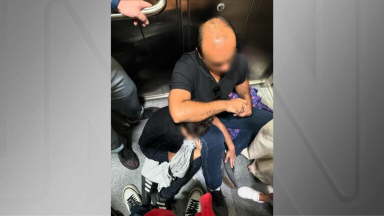 Após pane, turistas ficam presos por uma hora no elevador