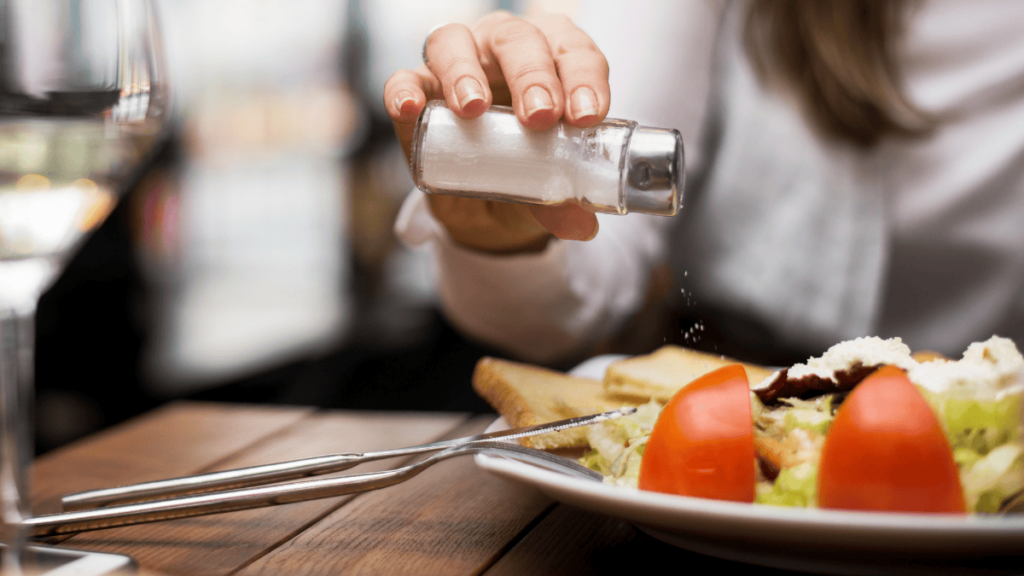 Aquela pitada extra de sal na comida aumenta risco de