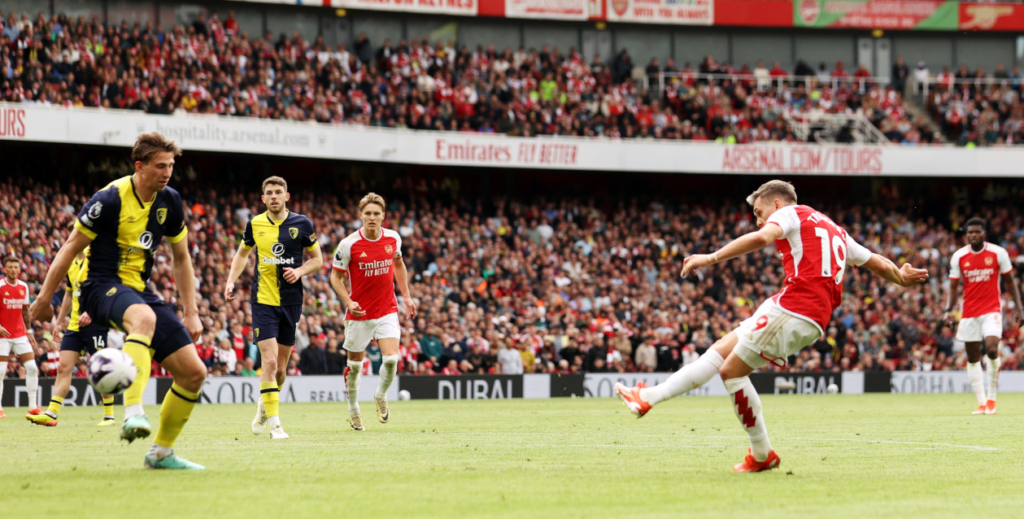 Arsenal vence Bournemouth e mantém liderança na Premier League