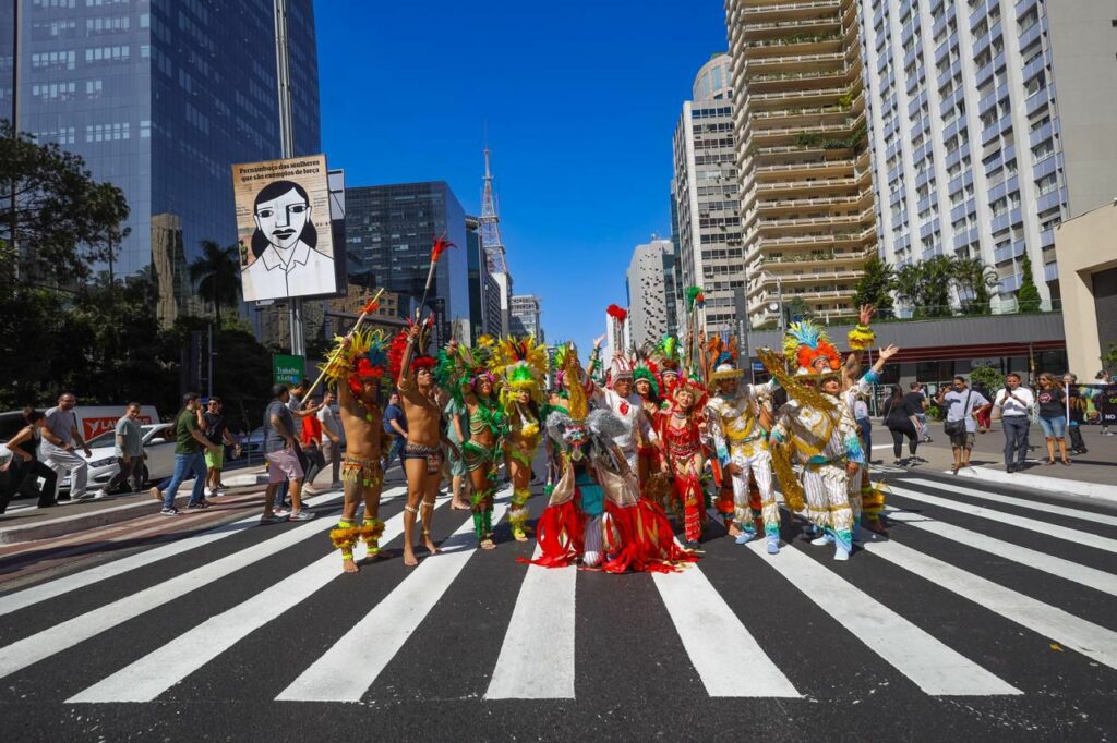 Avenida Paulista é surpreendida com as cores, as toadas e