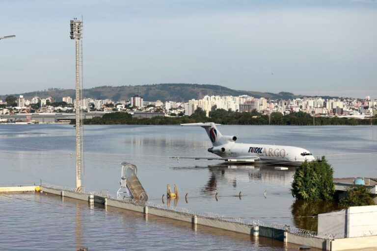 Base aérea de Canoas abre para voos comerciais e ajuda