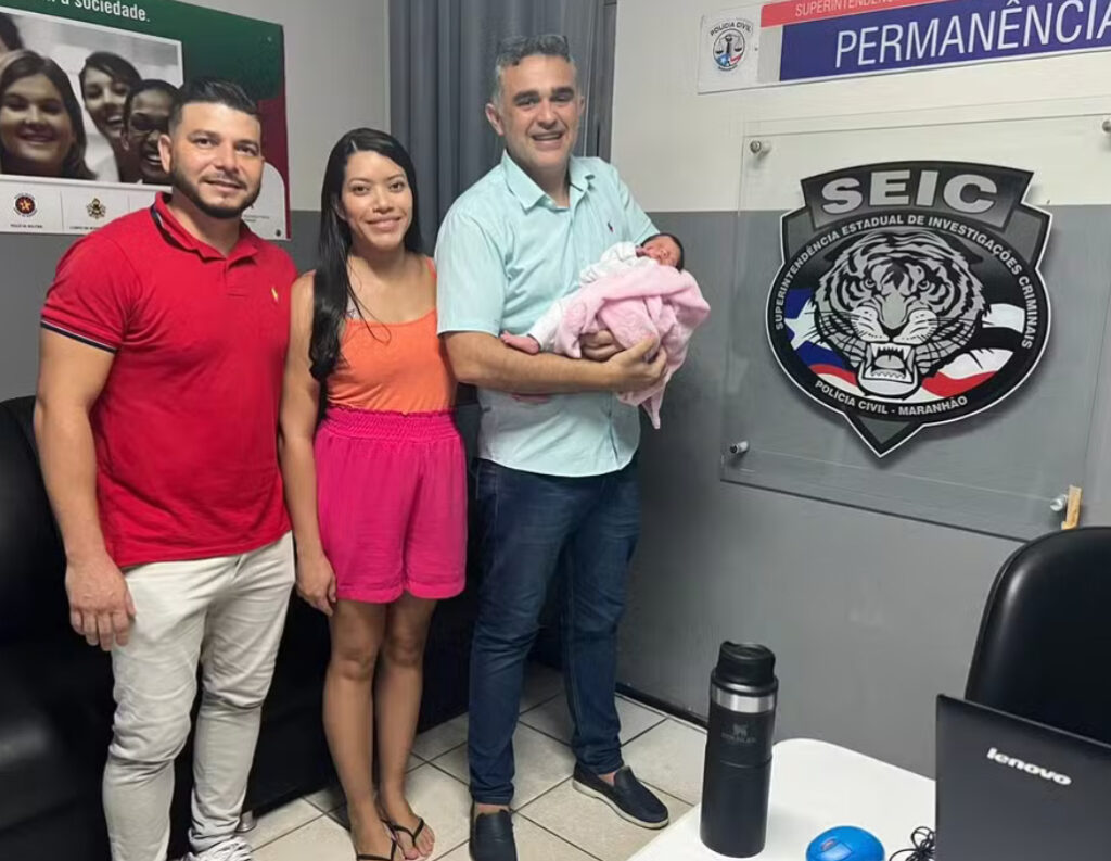 Bebê recém-nascido é salvo por policiais civis após se engasgar