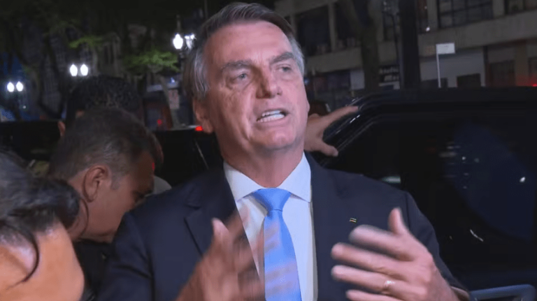 Bolsonaro recebe alta após internação em Manaus devido a mal-estar