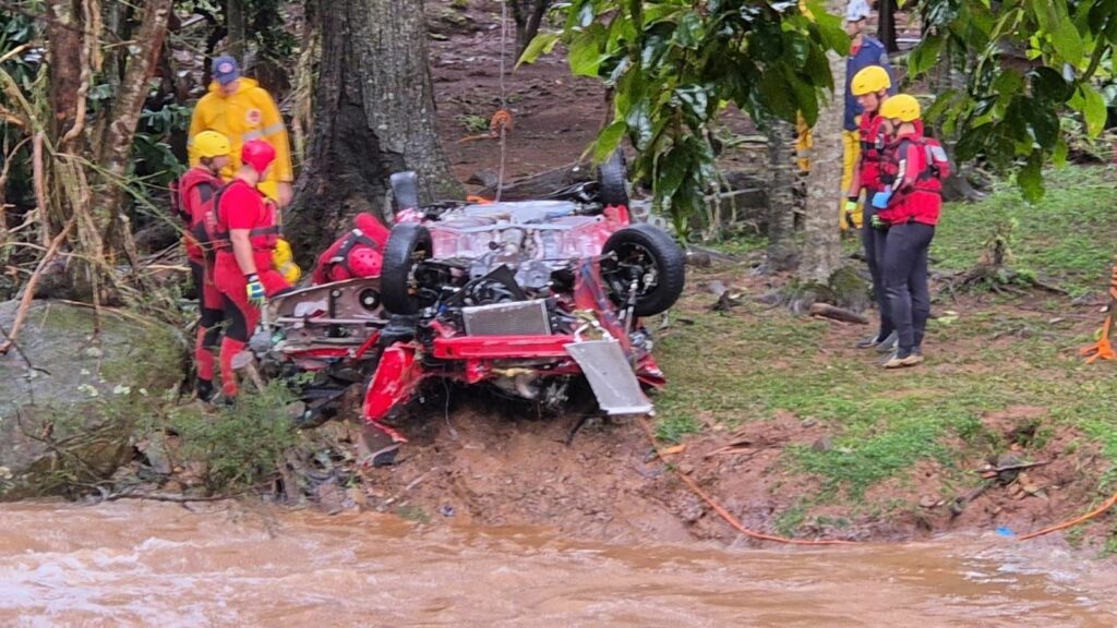 Bombeiros resgatam corpo arrastado por enxurrada em Santa Catarina