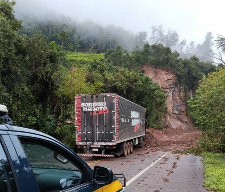 Carreta do grupo Sorriso Maroto com doações para o RS