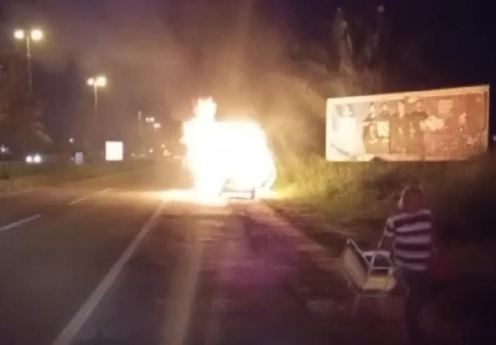 Carro pega fogo após apresentar problemas elétricos na BR-135