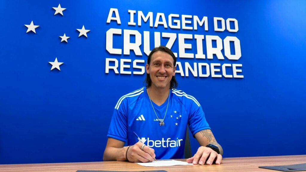 Cássio assina contrato com o Cruzeiro até maio de 2027