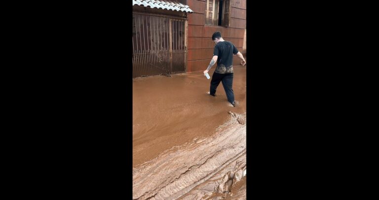 Chuvas no RS: com lama até o joelho, jovem mostra