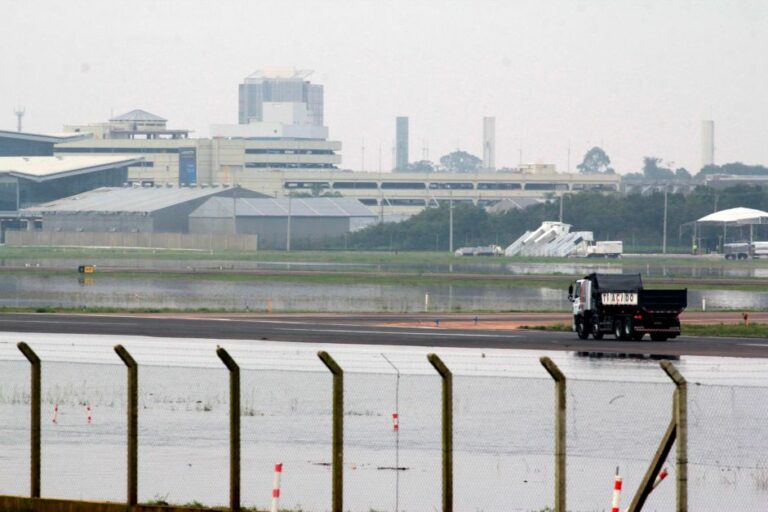 Chuvas no RS: companhias cancelam voos para Porto Alegre até