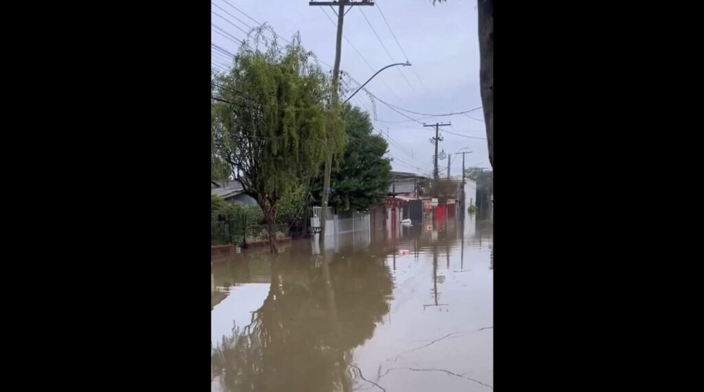 Chuvas no RS: em Porto Alegre, dique extravasa e prefeito