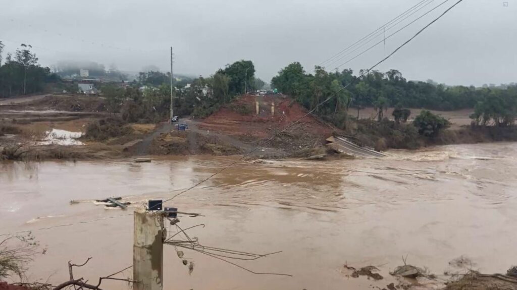 Chuvas no RS: passarelas provisórias montadas em rio são levadas