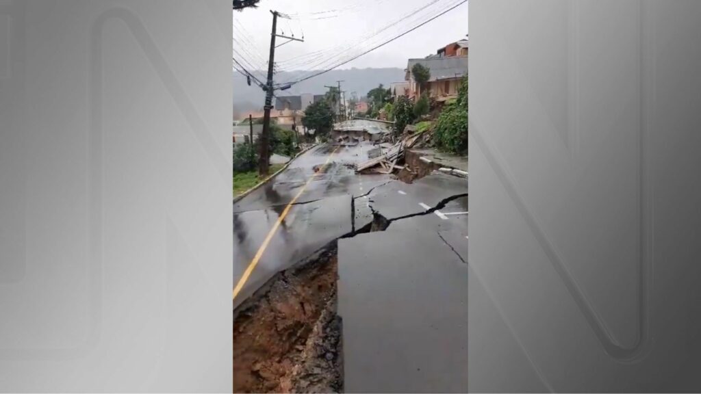 Chuvas no RS: rua desmorona em Gramado e deixa bairro