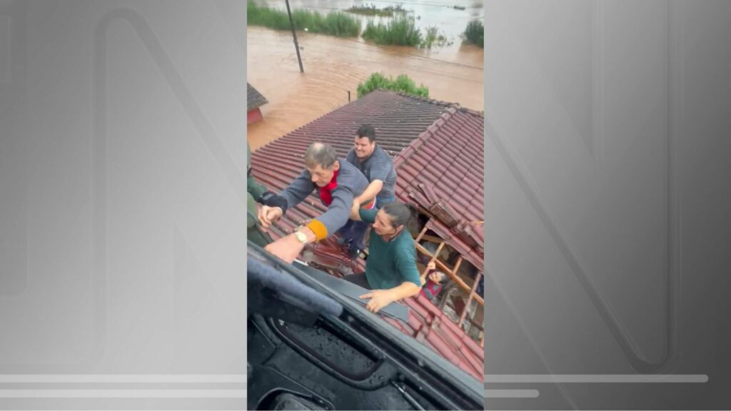 Chuvas no RS: vídeos mostram pessoas ilhadas em telhados sendo