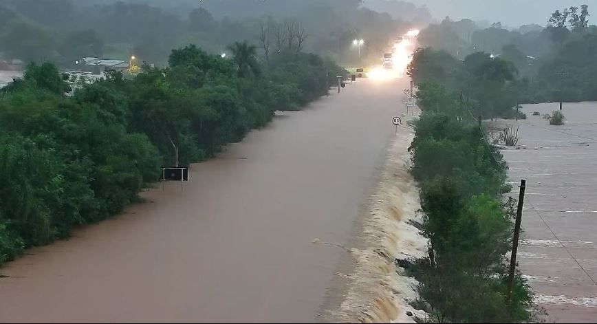 Cidade fica ilhada devido às fortes chuvas no Rio Grande