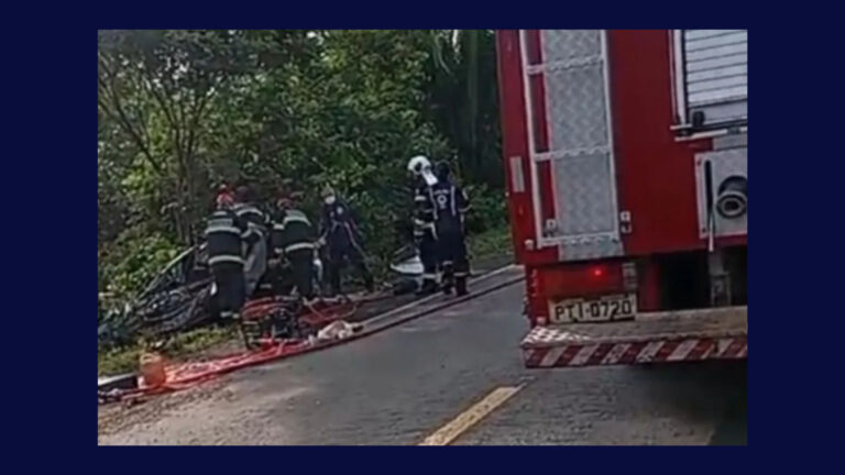 Colisão entre caminhão-tanque e veículo de passeio deixa dois mortos