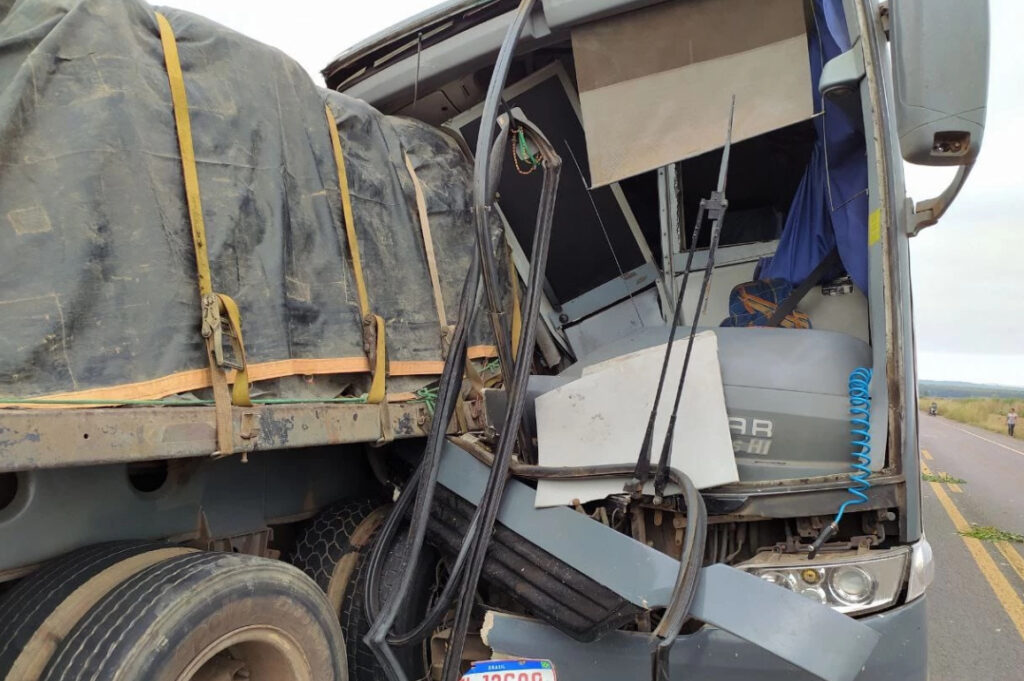 Colisão entre ônibus de turismo e carreta deixa um morto