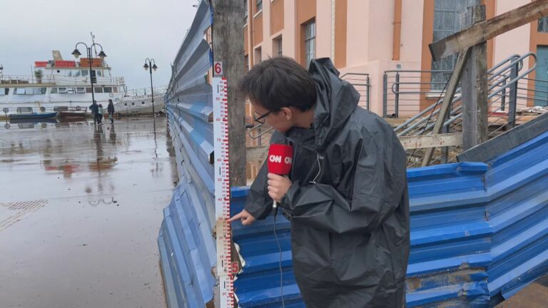 Com nível mais baixo, orla do Guaíba aparece sem trechos