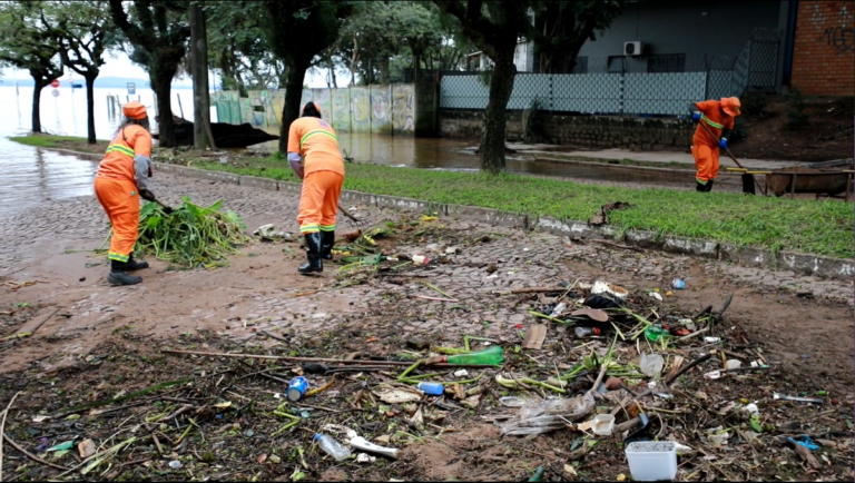 Com recuo da água, 545 toneladas de resíduos são retirados