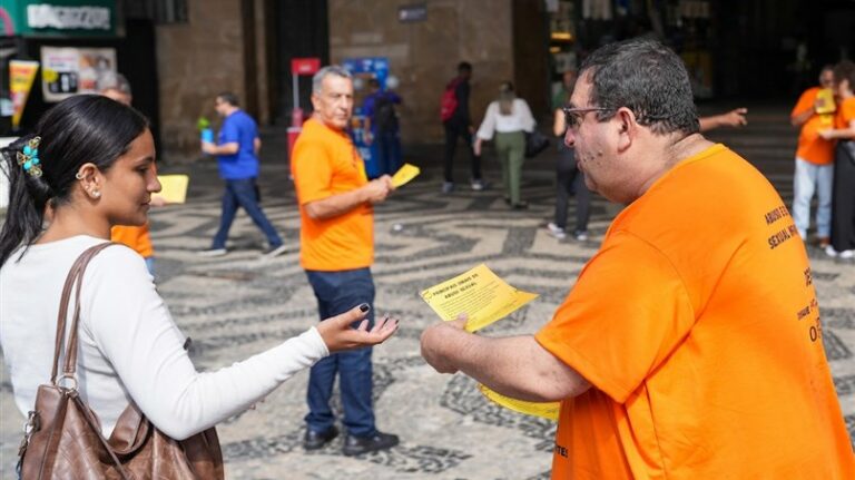 Comissão da Alerj realiza ação na Central do Brasil de