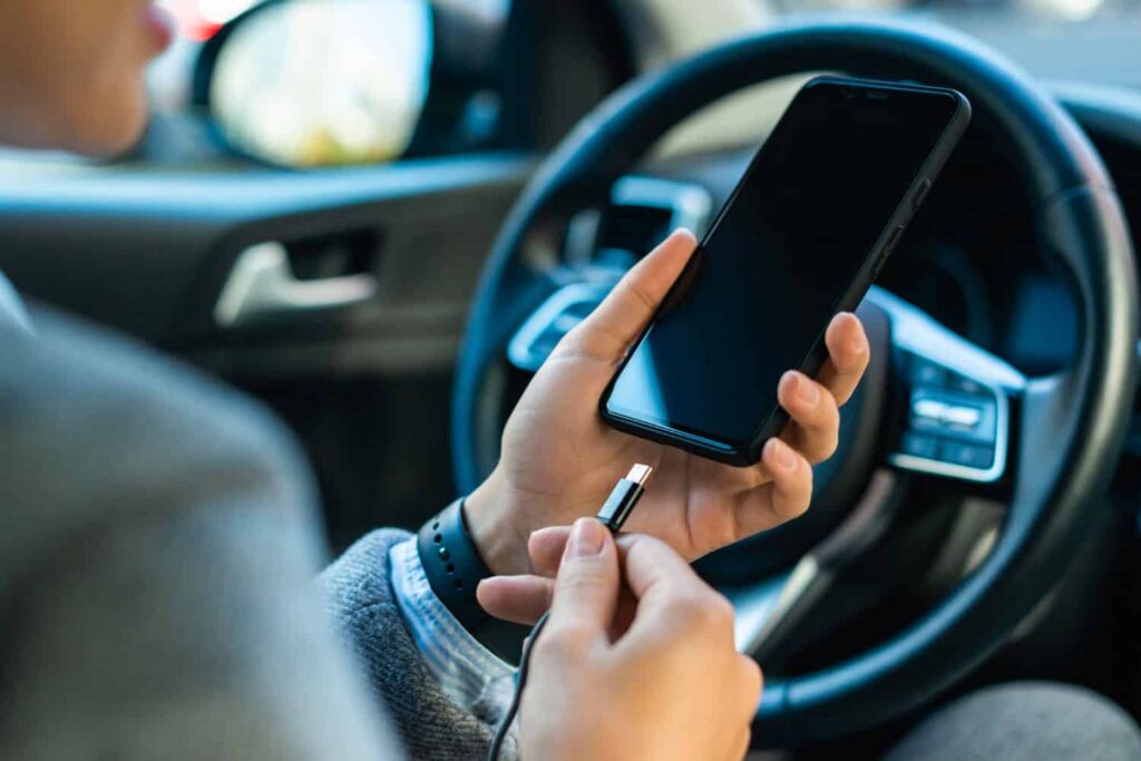 Como espelhar a tela do celular no carro [Android e