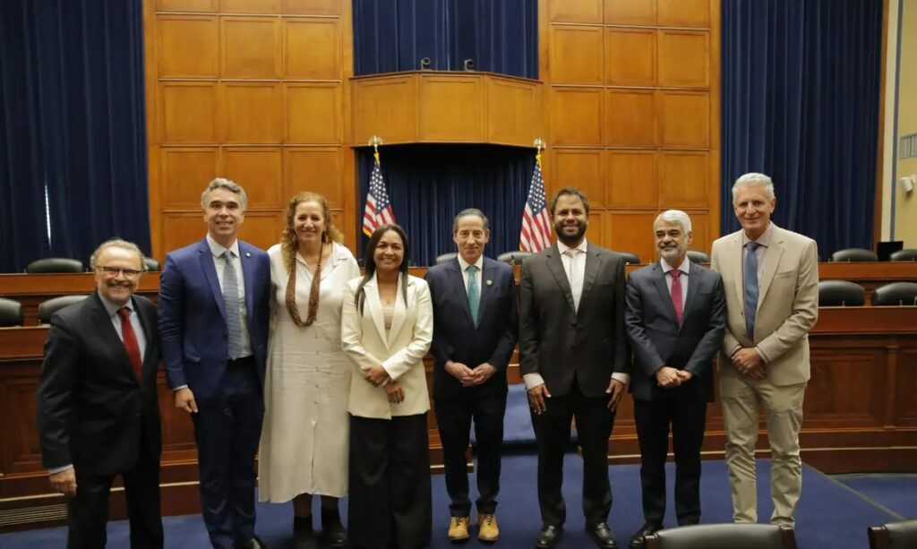 Congressistas de Estados Unidos e Brasil articulam frente internacional contra