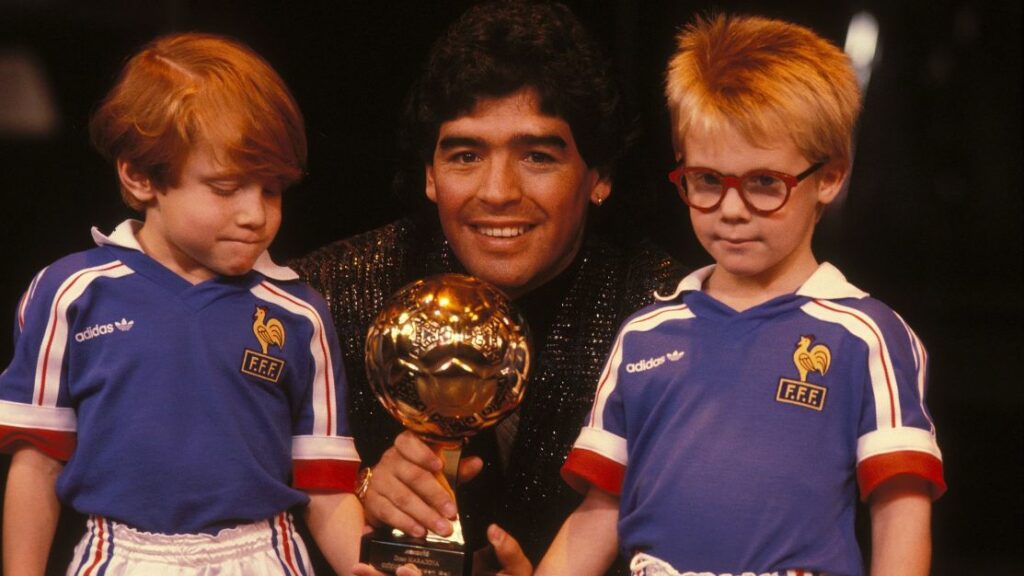 Conheça a história da Bola de Ouro perdida por Maradona