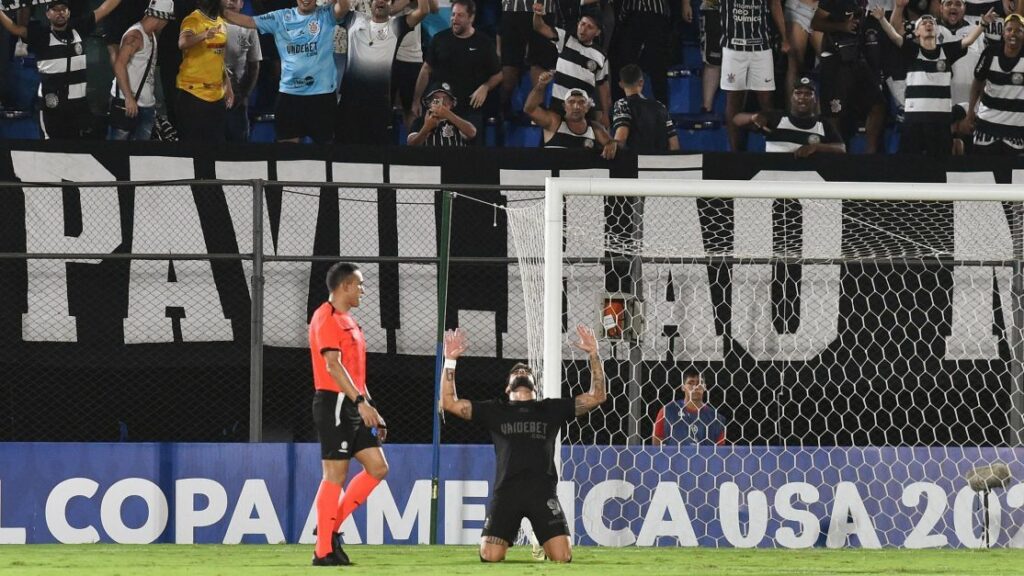 Corinthians vence Nacional-PAR e respira na Sul-Americana