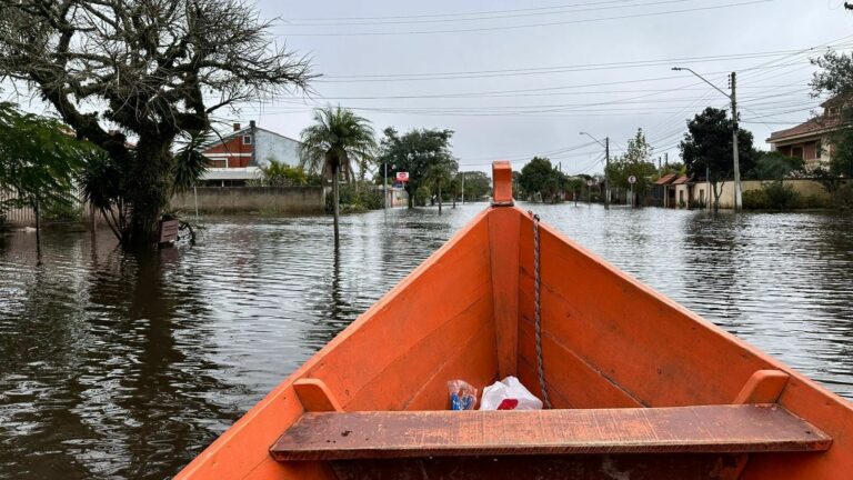 De barco, CNN mostra situação em Pelotas após quase 1