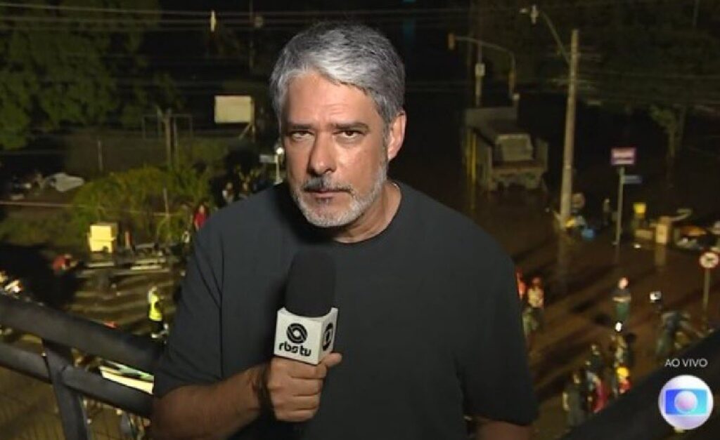 De camiseta, Bonner apresenta o Jornal Nacional do RS e