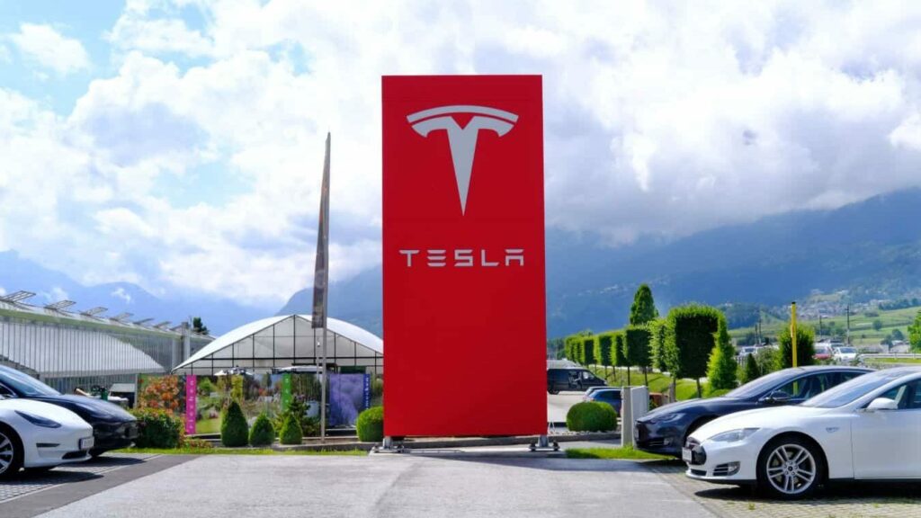 Demissões: Tesla faz corte nos setores de software e engenharia 