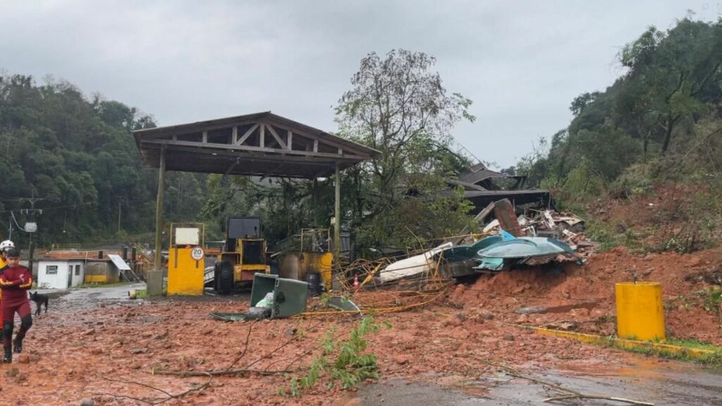 Deslizamento deixa uma vítima fatal e interdita rodovias na Serra