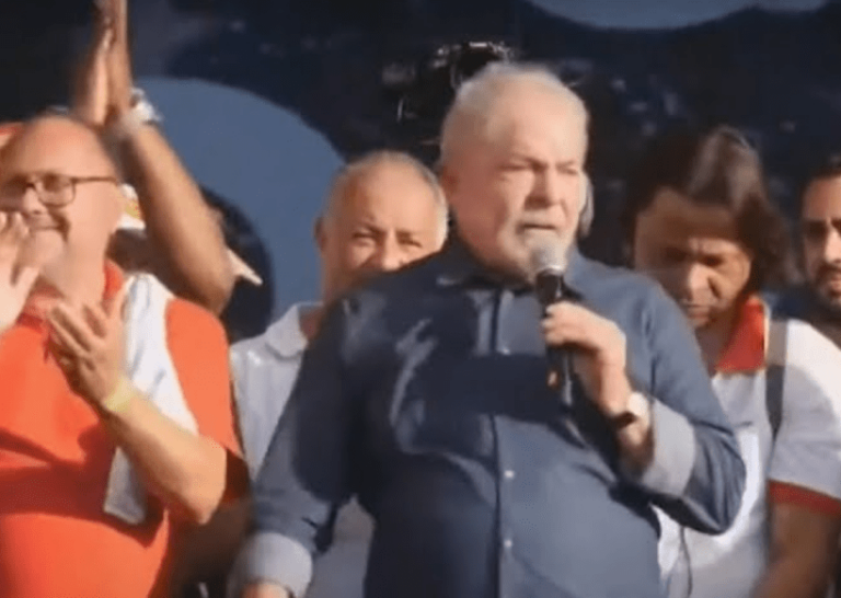 Em ato do 1º de maio, Lula sanciona isenção de