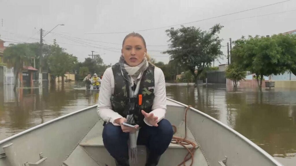 Em barco, repórter da CNN mostra bairros vazios e alagados