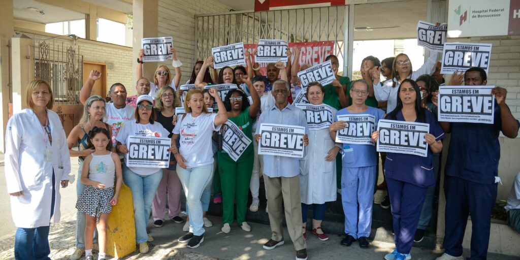 Em greve, servidores de hospitais federais promovem ato no Rio