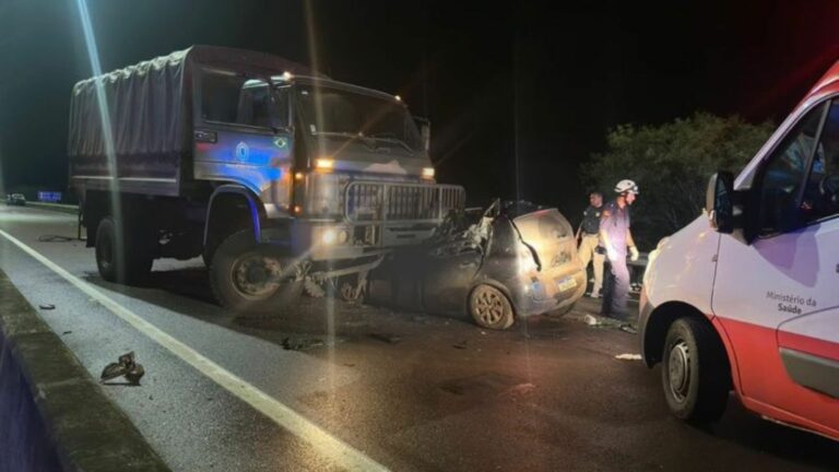 Em meio às chuvas, caminhão do Exército bate em carro