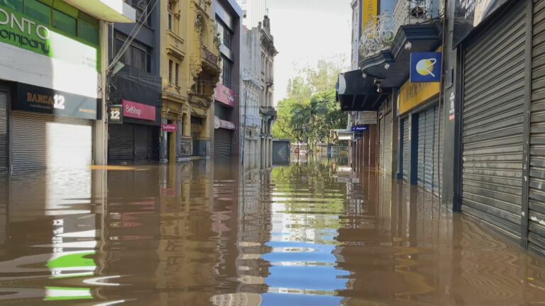 Enchente em Porto Alegre: de barco, equipe da CNN mostra