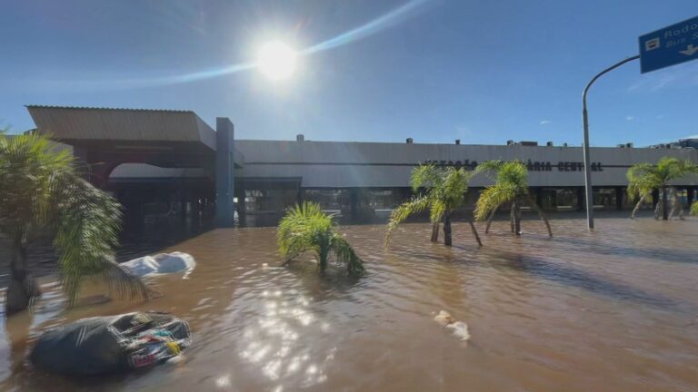 Enchente em Porto Alegre: em bote, repórter da CNN mostra