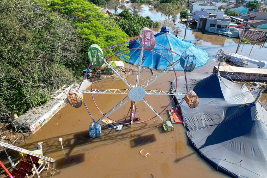 Enchente no RS: parque de diversões fica embaixo d'água em