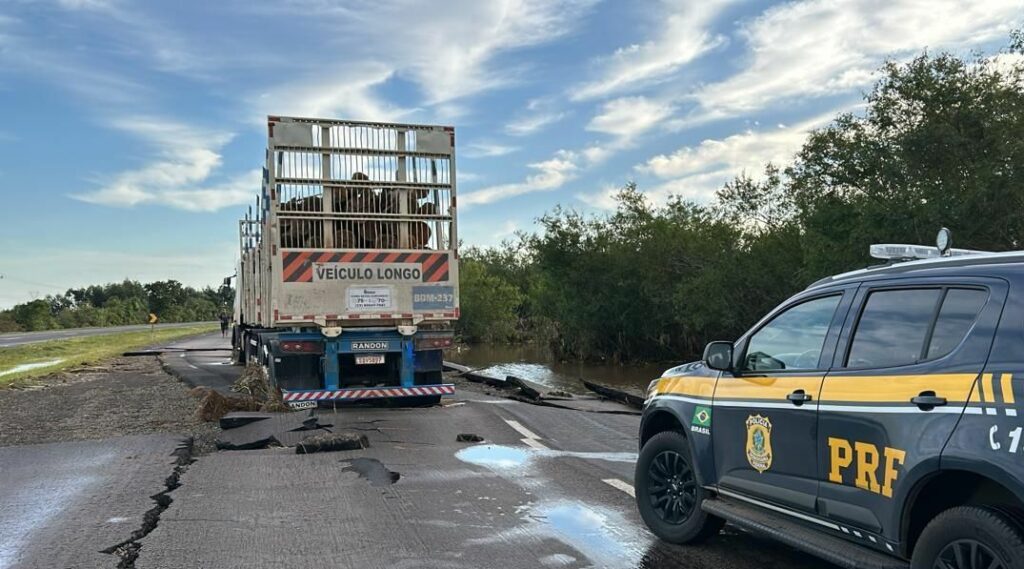 Enchentes no RS: 50 rodovias estaduais seguem bloqueadas no estado