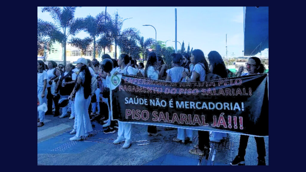 Enfermeiros da rede particular fazem manifestação por pagamento nesta segunda