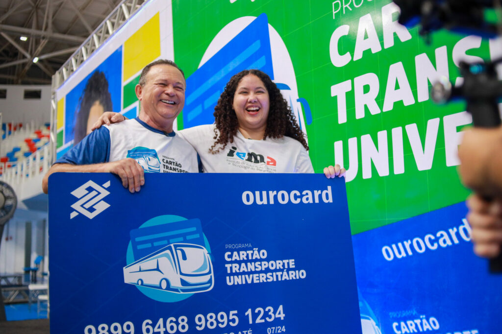 Estudantes da Grande Ilha recebem Cartão Transporte Universitário