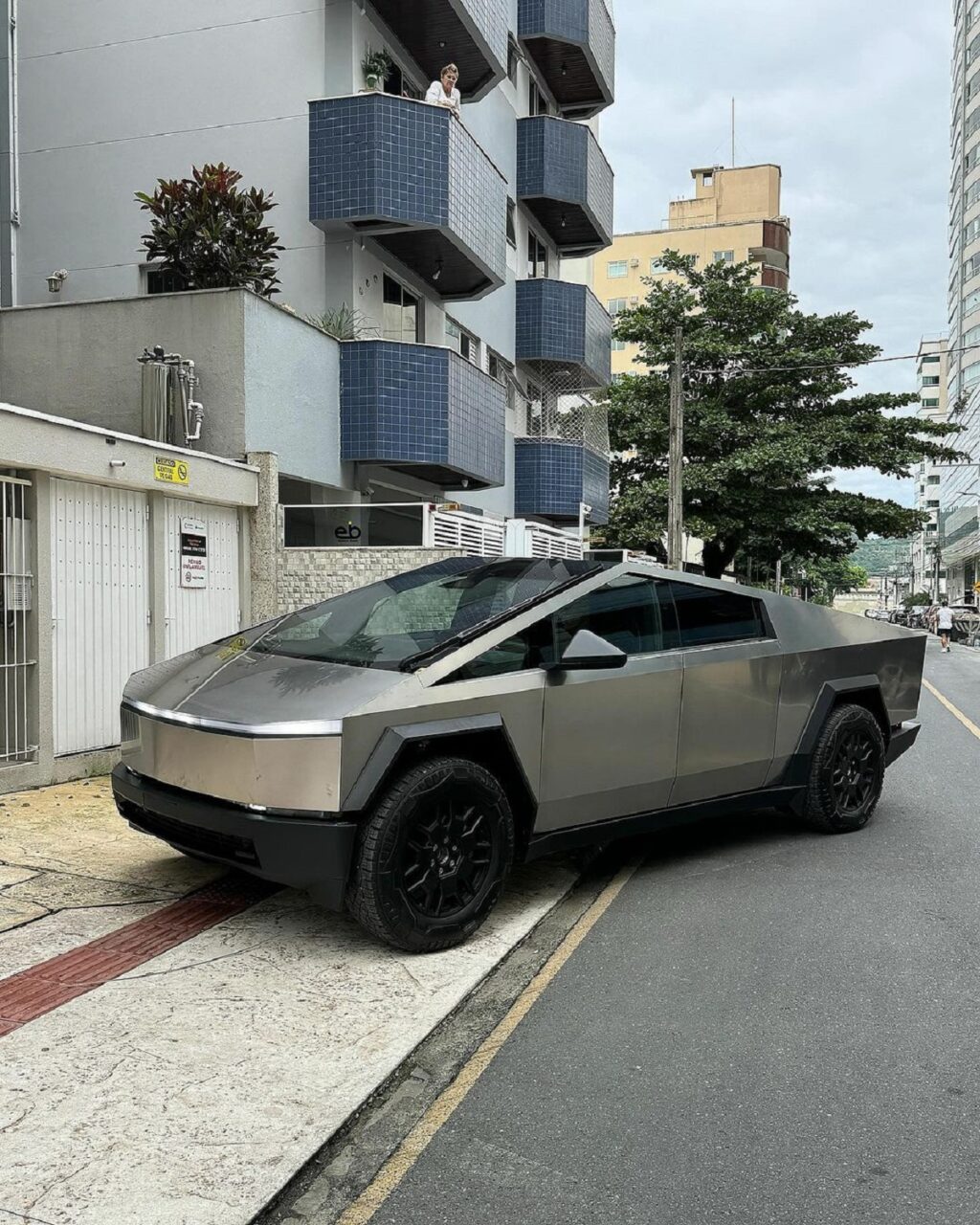 Finalmente! Primeira Cybertruck do Brasil chega ao País após 60