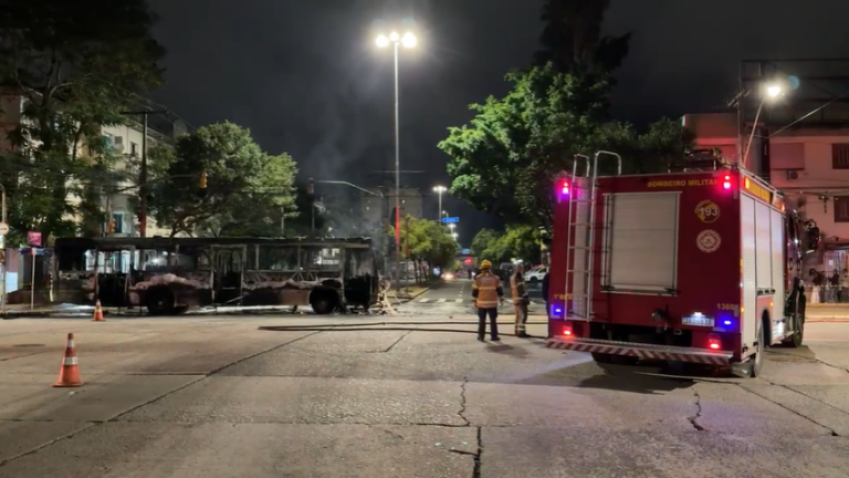 Grupo de 50 pessoas bloqueia avenida e incendeia dois ônibus