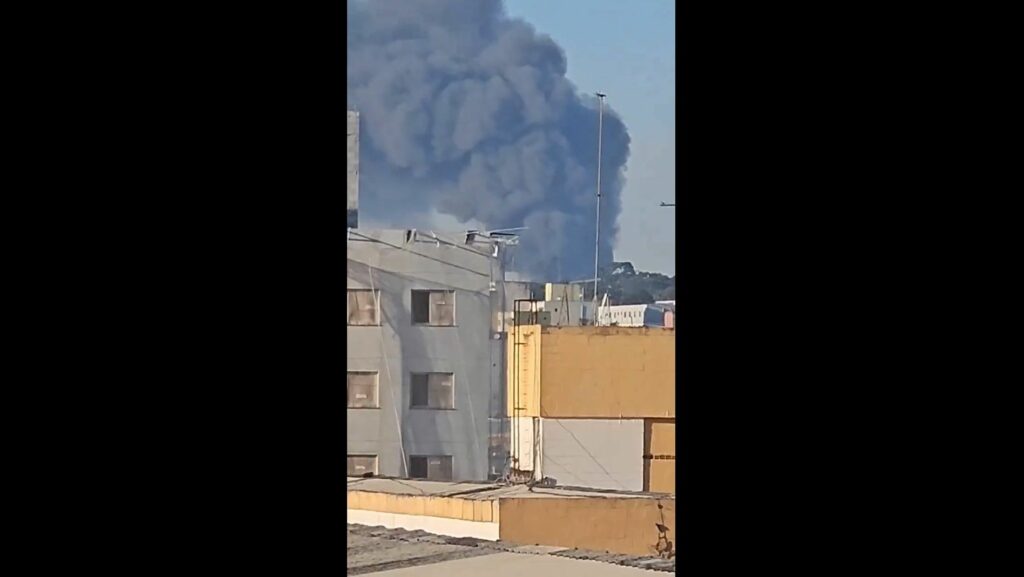 Incêndio de grandes proporções atinge galpão na zona leste de