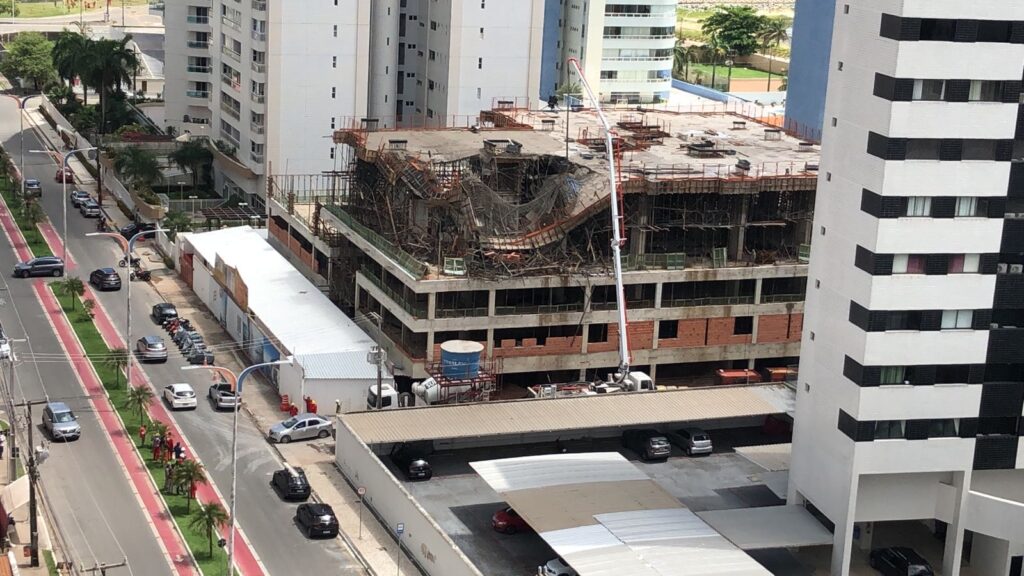 Laje de prédio em construção desaba na região da Península,